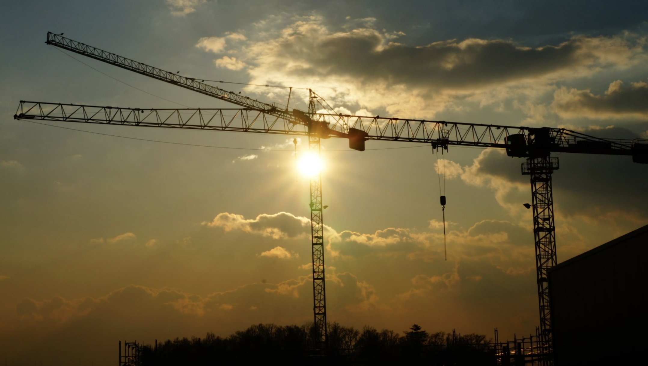 Entstehendes Gewerbegebiet bei Pforzheim - Baukräne bei Sonnenuntergang